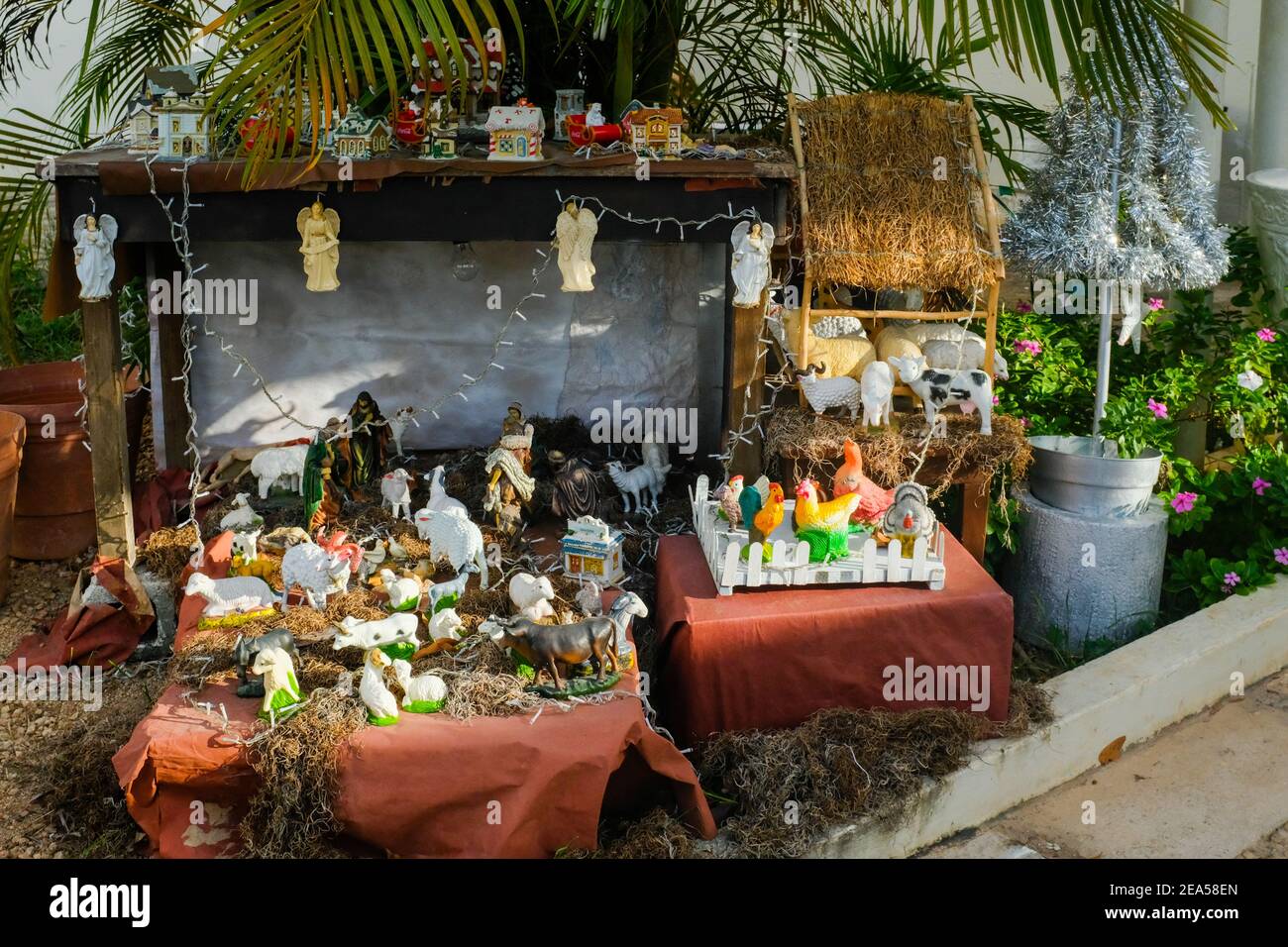 Scène miniature de la Nativité installée dans la cour d'une maison, Merida Mexico Banque D'Images