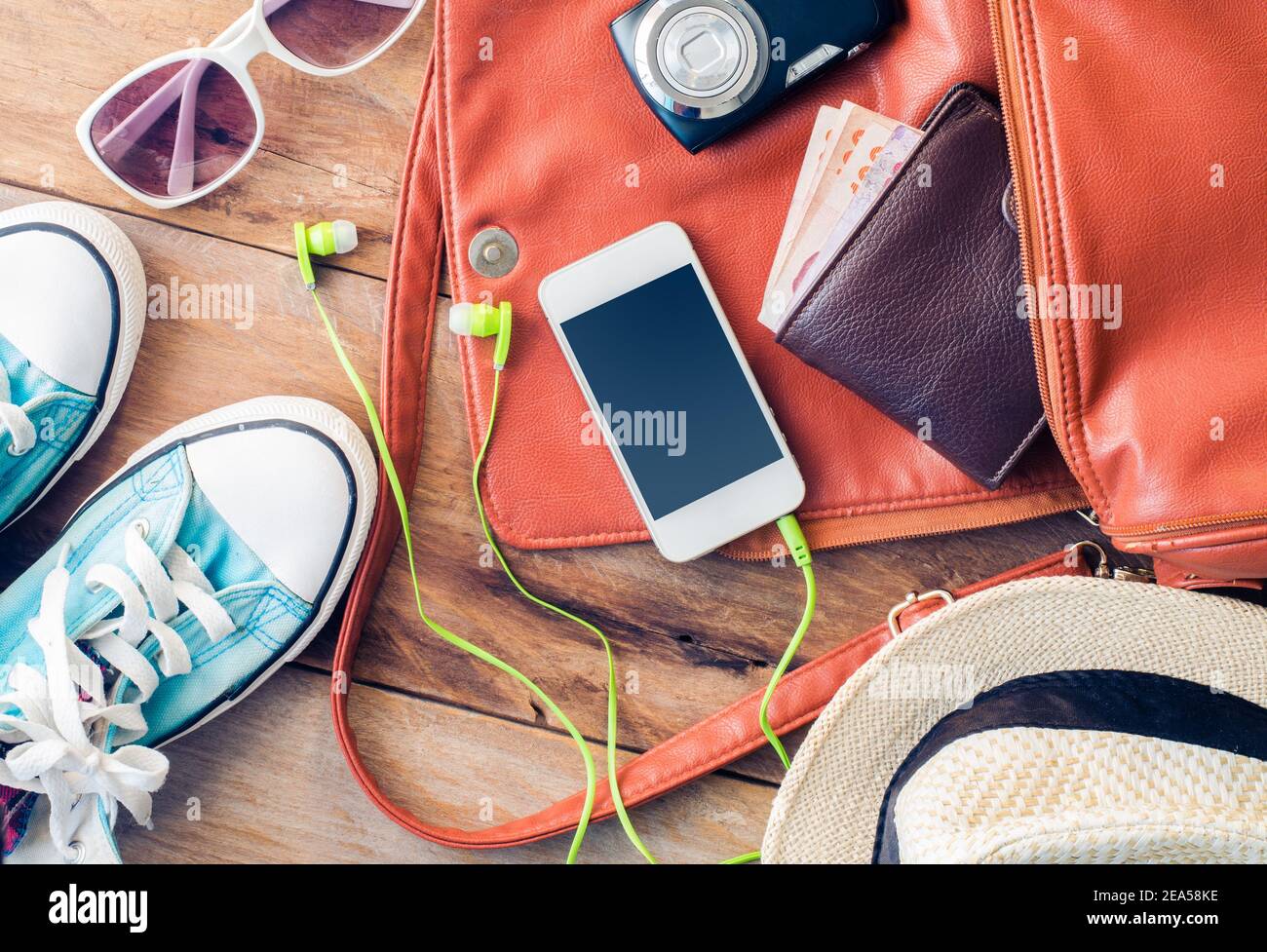 Accessoires de voyage costumes, bagages, lunettes de soleil le coût du chapeau de voyage préparé pour le voyage Banque D'Images