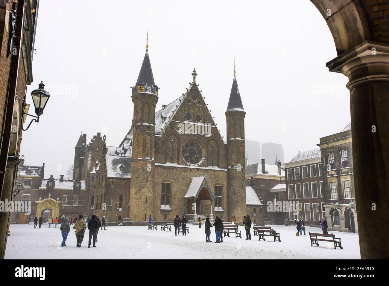 Binnenhof, la Haye, pays-Bas. Dimanche 7 février 2021. Outre un confinement forcé (Covid-19), le couvre-feu de la soirée au petit matin, les pays-Bas ont aujourd'hui été paralysé par l'arrivée de «Snow Strom Darcy». Sans train, avec l'arrivée intermittente des tramways et des bus, les habitants semblaient faire le meilleur d'une mauvaise situation. En jeu dans le Binnenhof, les bâtiments parlementaires néerlandais. Credit: Charles M Vella/Alay Live News Banque D'Images