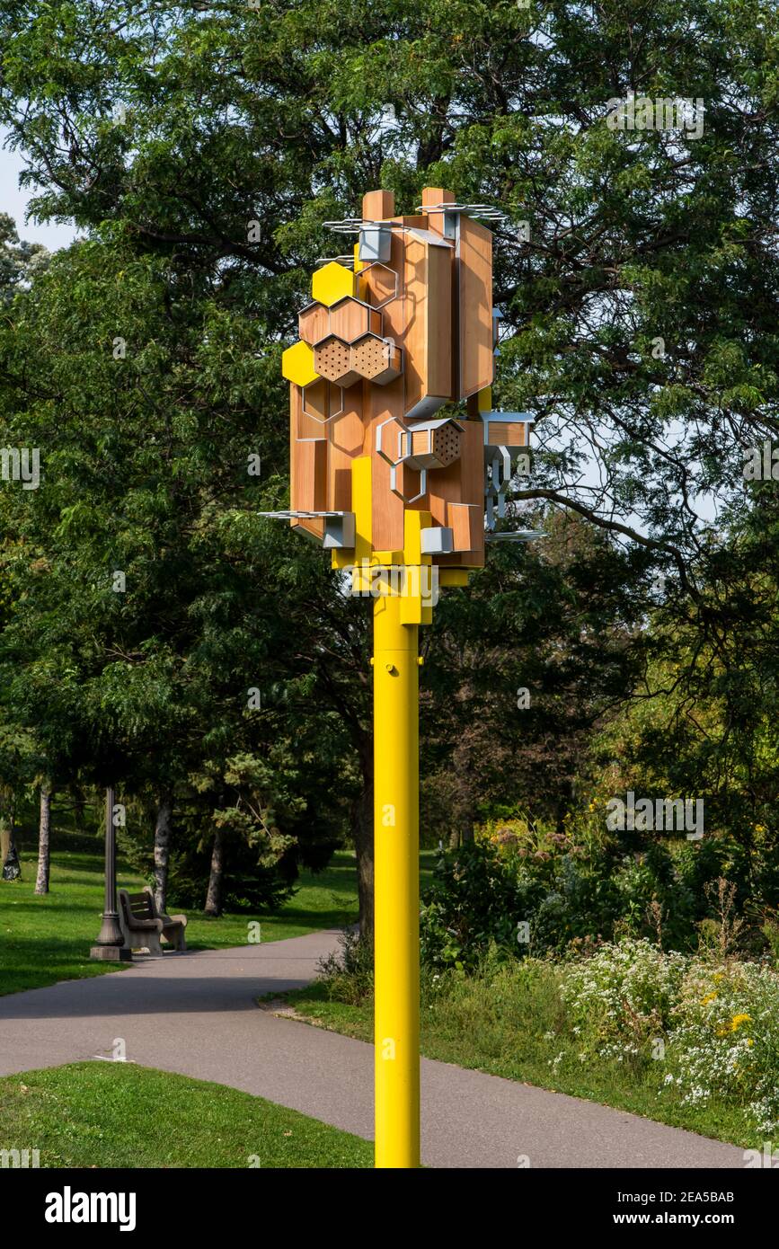 St. Paul, Minnesota. Parc de Côme. Une hauteur d'abeille avec différents compartiments pour abriter différentes espèces d'abeilles sauvages et de papillons. Fabriqué à cause de t Banque D'Images
