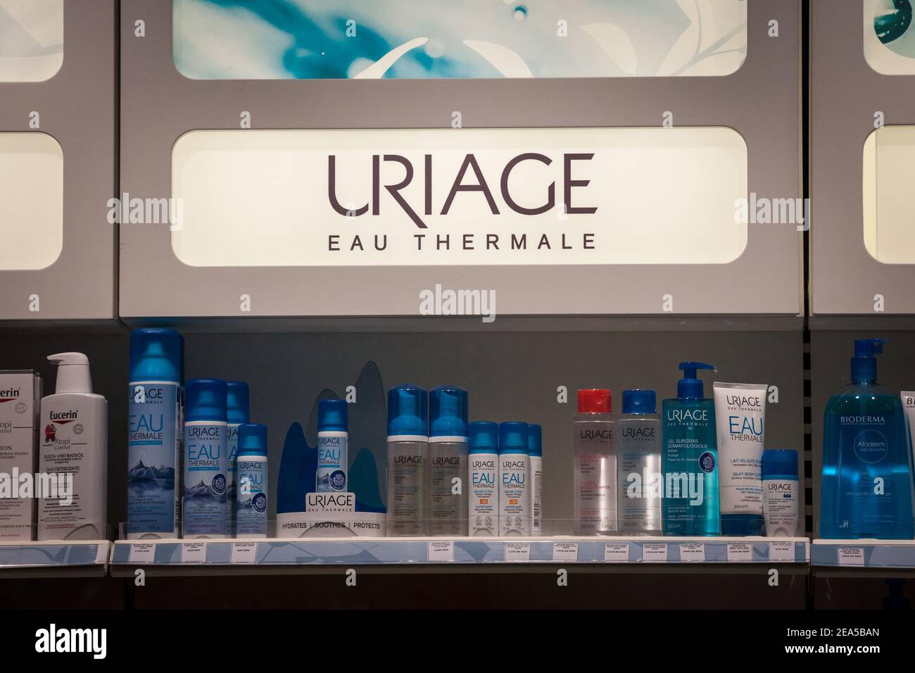 BELGRADE, SERBIE - 31 OCTOBRE 2020 : logo Uriage sur une étagère de  produits de la marque. Uriage est un laboratoire pharmaceutique français  spécialisé dans la peau Photo Stock - Alamy