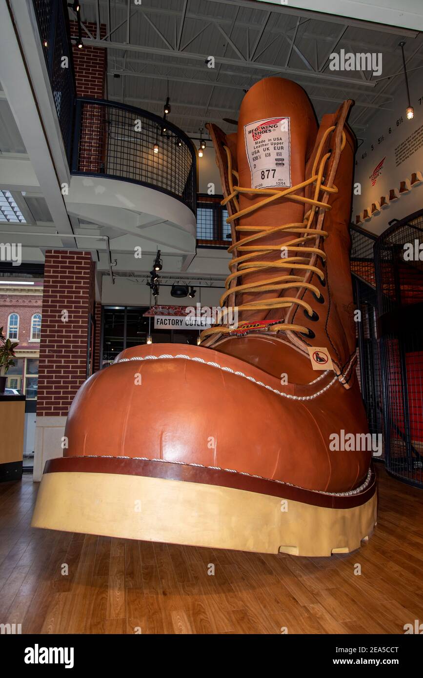 Red Wing, Minnesota. Musée des bottes Red Wing. Le musée abrite la plus  grande chaussure du monde qui mesure plus de 20 mètres de haut Photo Stock  - Alamy