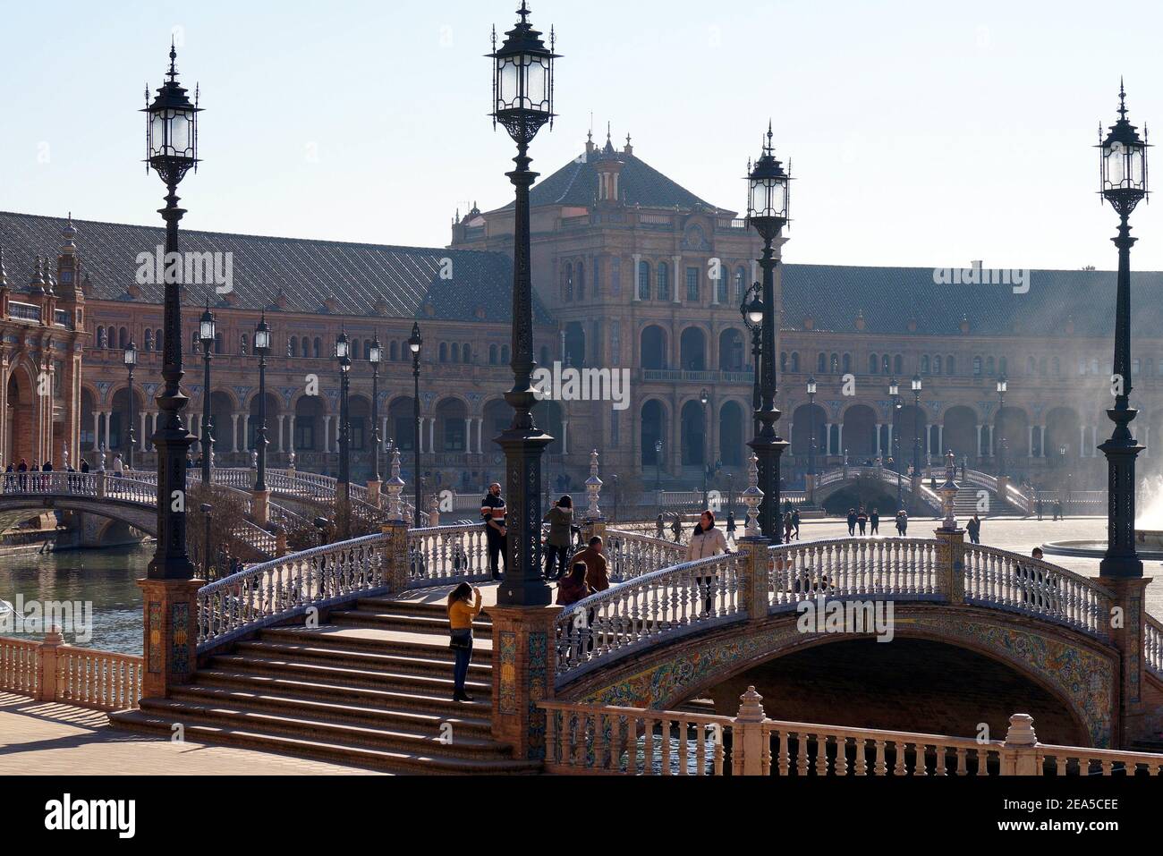 Pont piétonnier et, en arrière-plan, bâtiment de l'ancien général de Captaincy, place de l'Espagne, construit en 1928 pour l'exposition ibéro-américaine de 1929 Banque D'Images