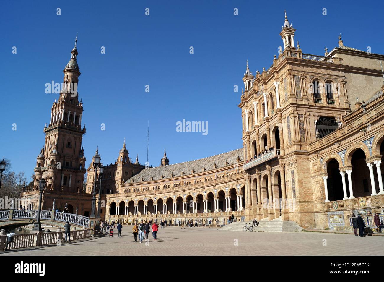 Tour du Nord, colonnade et bâtiment de l'ancien général de Captaincy, place de l'Espagne, construit en 1928 pour l'exposition ibéro-américaine de 1929 Banque D'Images