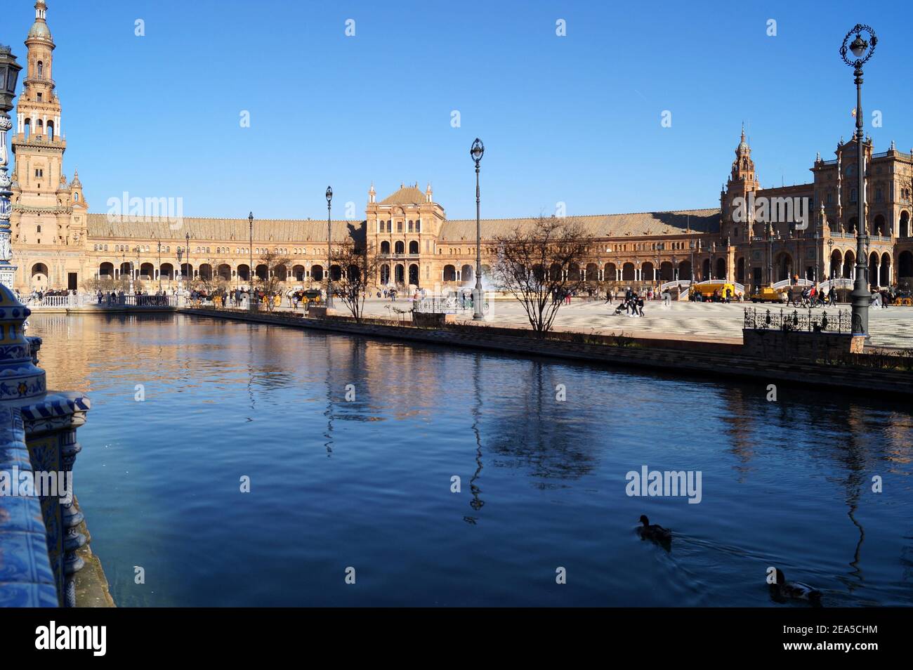 Place de l'Espagne, Plaza de Espana, construite en 1928 pour l'exposition ibéro-américaine de 1929, vue sur le canal rempli d'eau, Séville, Espagne Banque D'Images