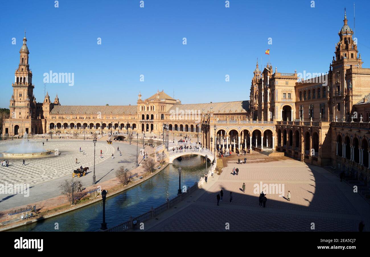 Tour et colonnade du Nord, et bâtiment de l'ancien général de Captaincy, place de l'Espagne, construit en 1928 pour l'exposition ibéro-américaine de 1929 Banque D'Images