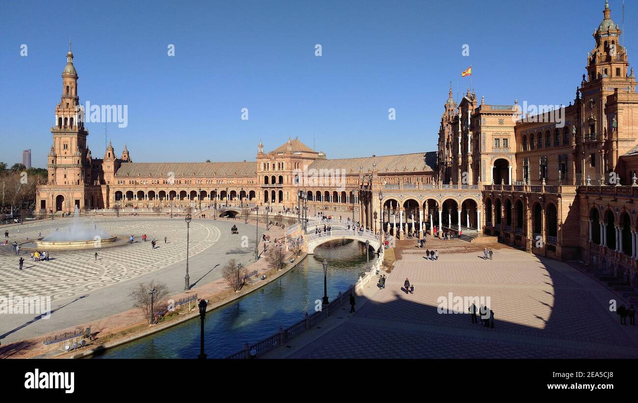 Tour et colonnade du Nord, et bâtiment de l'ancien général de Captaincy, place de l'Espagne, construit en 1928 pour l'exposition ibéro-américaine de 1929 Banque D'Images