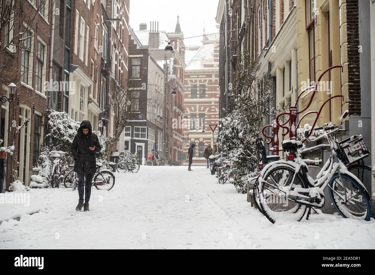 Amsterdam, pays-Bas, 7 février 2021. Le centre-ville s'est arrêté après une tempête de neige massive Banque D'Images