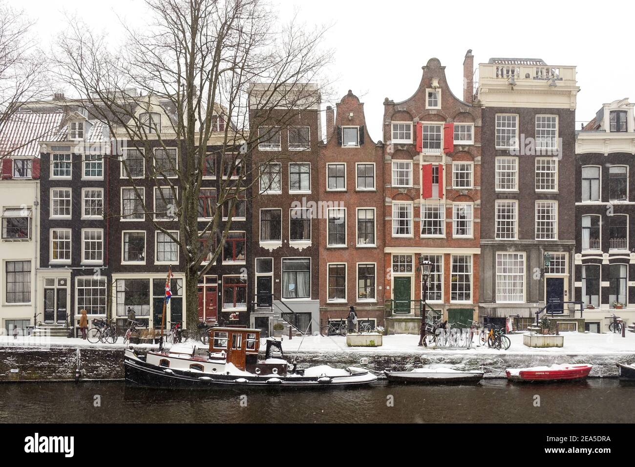 Amsterdam, pays-Bas, 7 février 2021. Le centre-ville s'est arrêté après une tempête de neige massive Banque D'Images