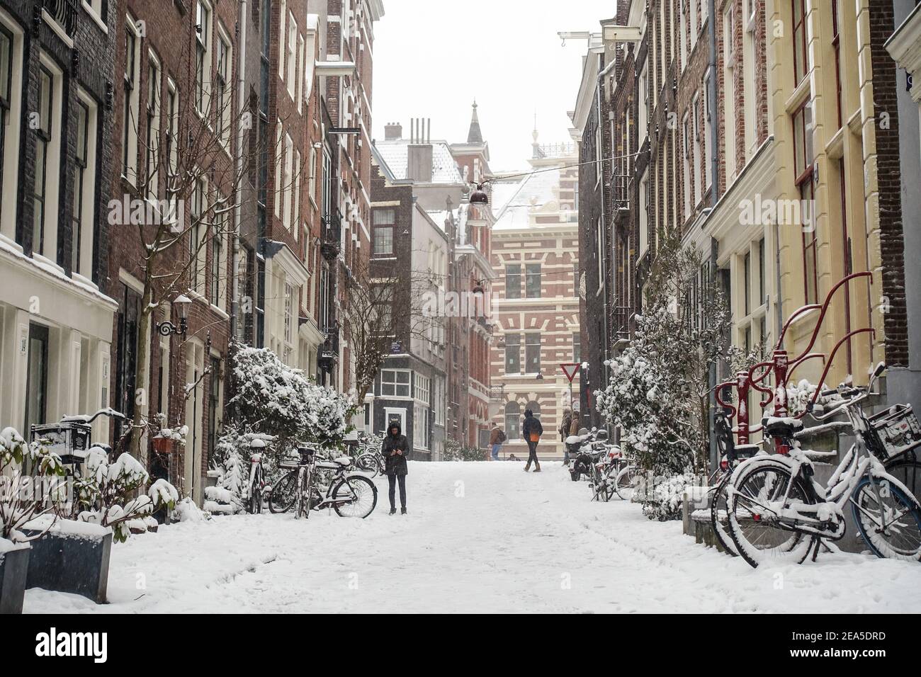 Amsterdam, pays-Bas, 7 février 2021. Le centre-ville s'est arrêté après une tempête de neige massive Banque D'Images