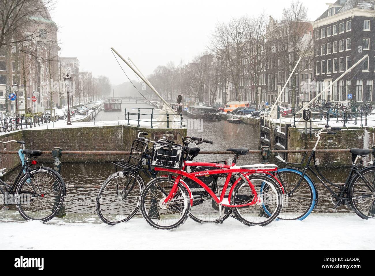 Amsterdam, pays-Bas, 7 février 2021. Le centre-ville s'est arrêté après une tempête de neige massive Banque D'Images