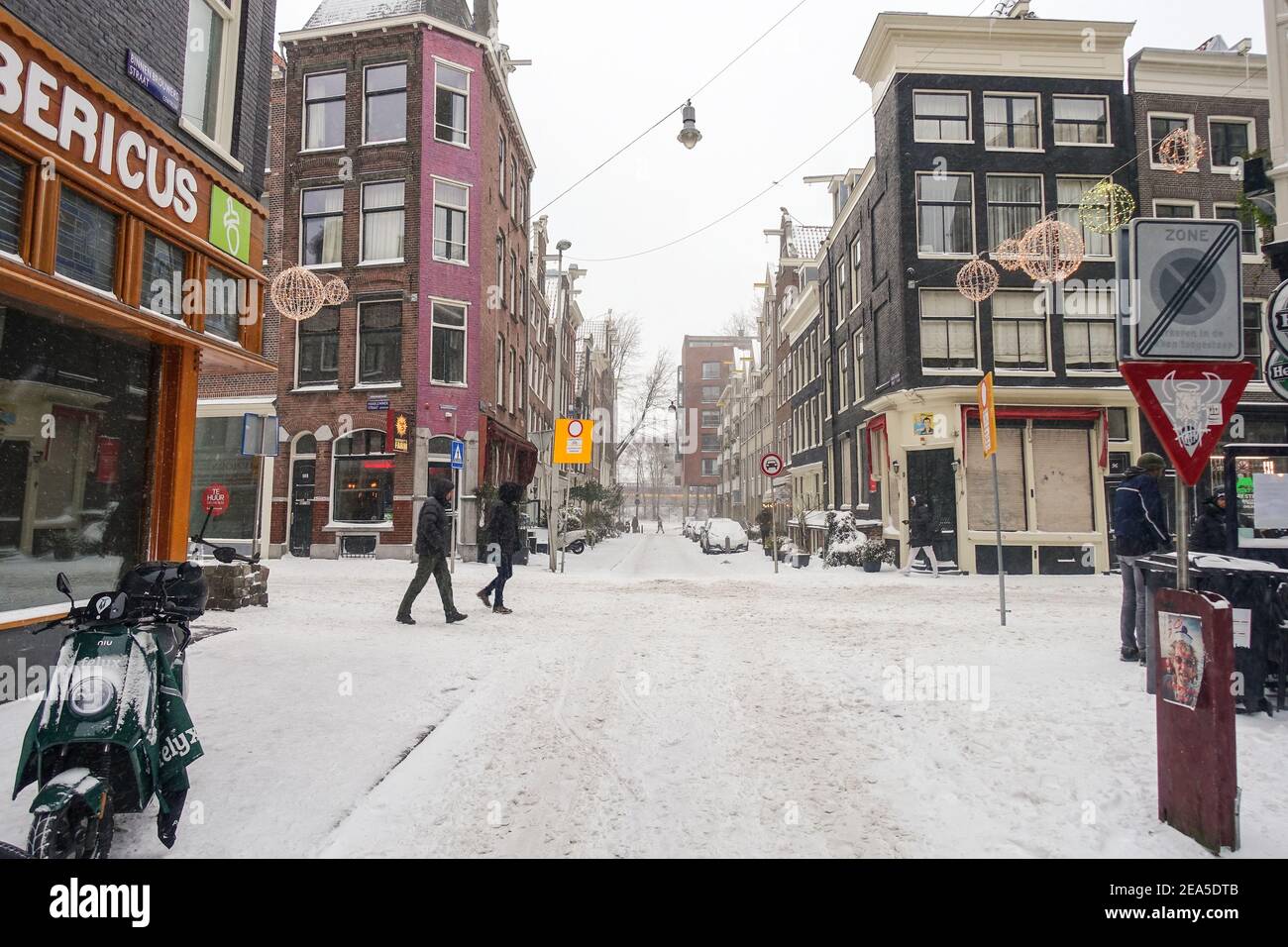 Amsterdam, pays-Bas, 7 février 2021. Le centre-ville s'est arrêté après une tempête de neige massive Banque D'Images
