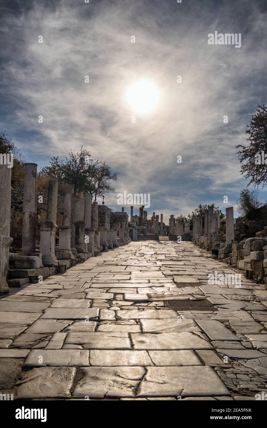 Rue historique de Curetes dans la ville antique d'Éphèse par beau temps à Selcuk, Turquie Banque D'Images