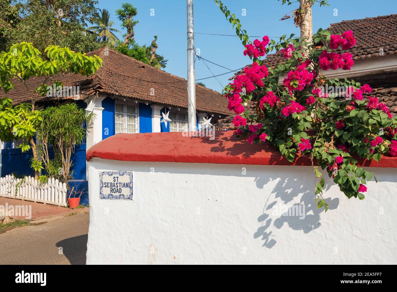 Rue pittoresque et étroite dans le quartier de Fontainhas à Panaji, Goa, Inde Banque D'Images