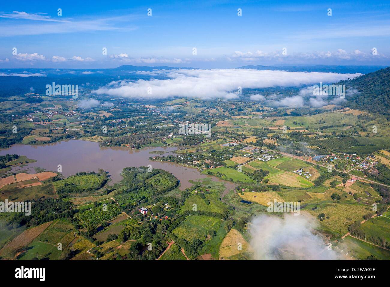 Vue aérienne du sommet de la montagne et de la brume à khao kho le matin, Phetchabun en Thaïlande. Banque D'Images