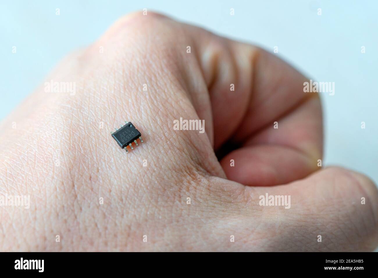 Bionic une petite puce sur le bras d'un homme - l'avenir technologie et cybernétique Banque D'Images