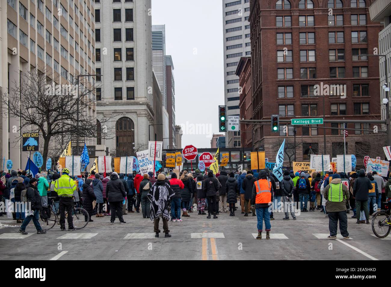 St. Paul, Minnesota. Des groupes autochtones et des opposants au projet de remplacement du gazoduc Enbridge Energy Line 3 protestent contre sa construction Banque D'Images