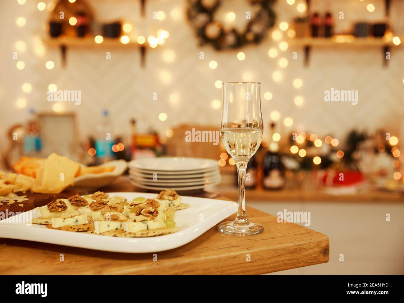 Fête de dégustation de plats français ou paysage de fête. Encore la vie sur table rustique Banque D'Images