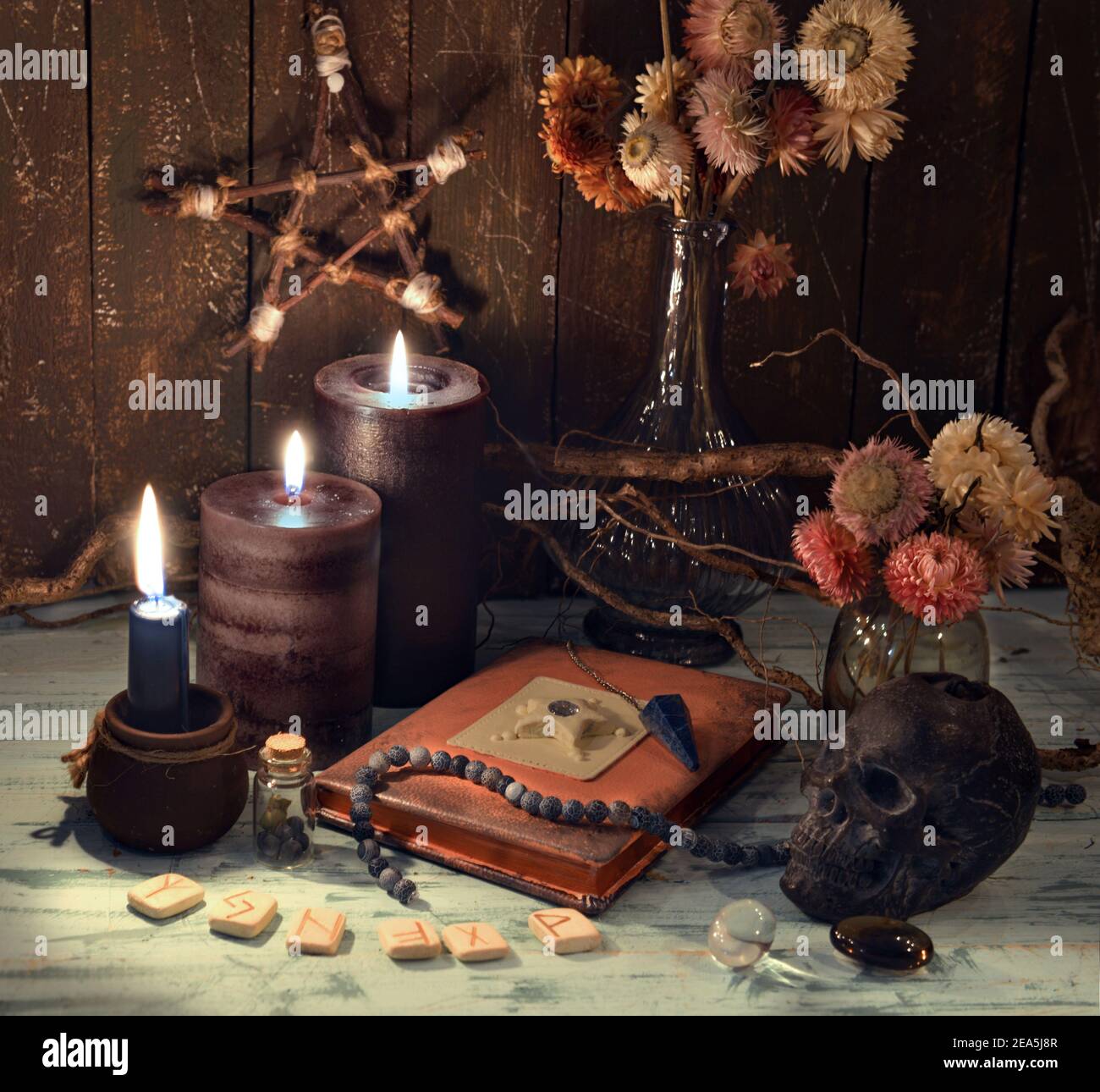 Vintage encore la vie avec vieux livre de journal, bougies en feu, fleurs sèches et runes. Arrière-plan ésotérique, gothique et occulte, concept mystique d'Halloween. Banque D'Images