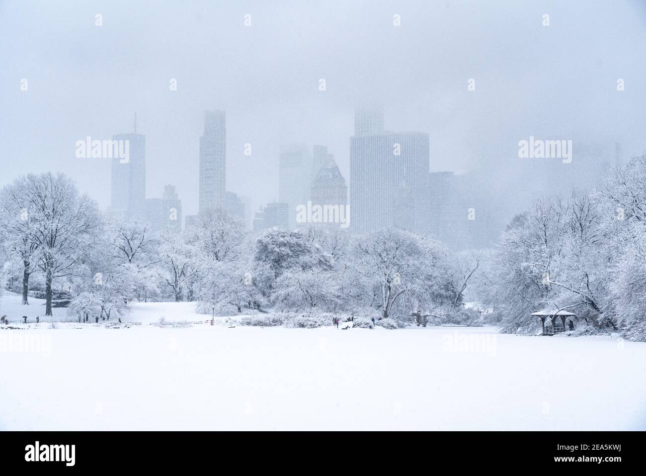 Vue sur un lac gelé dans Central Park pendant une fête de Pâques. Banque D'Images