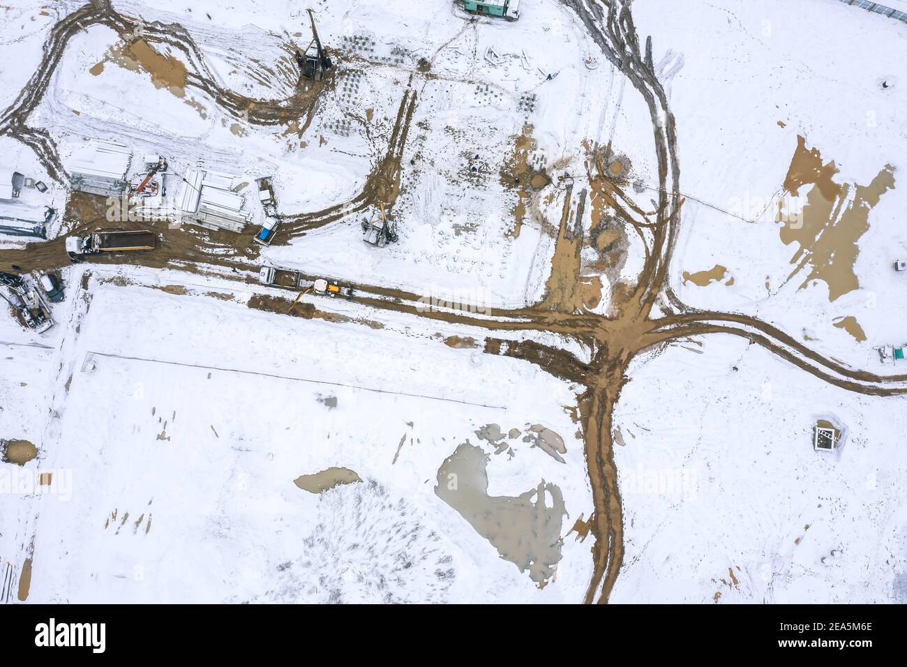 machines industrielles lourdes travaillant sur le chantier de construction en hiver. préparation des fondations du bâtiment. vue aérienne du dessus Banque D'Images