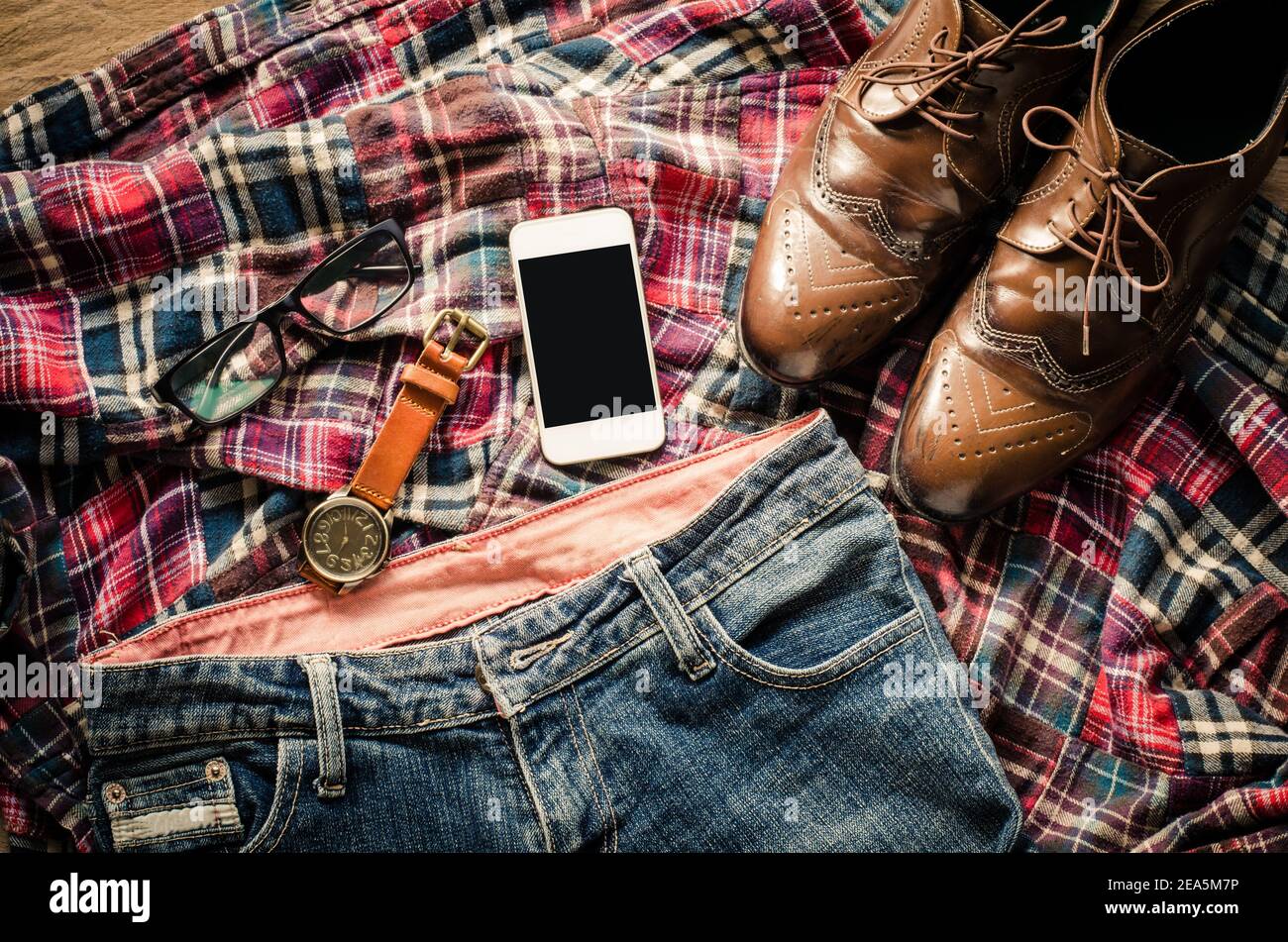 costume et accessoires pour hommes, placés sur un plancher en bois. Banque D'Images