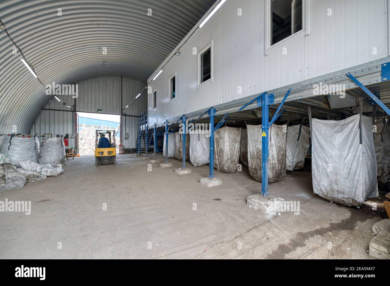 Espace pour le tri manuel des déchets. Usine de recyclage des déchets Banque D'Images Espace pour le tri manuel des déchets. Usine de recyclage des déchets Banque D'Images