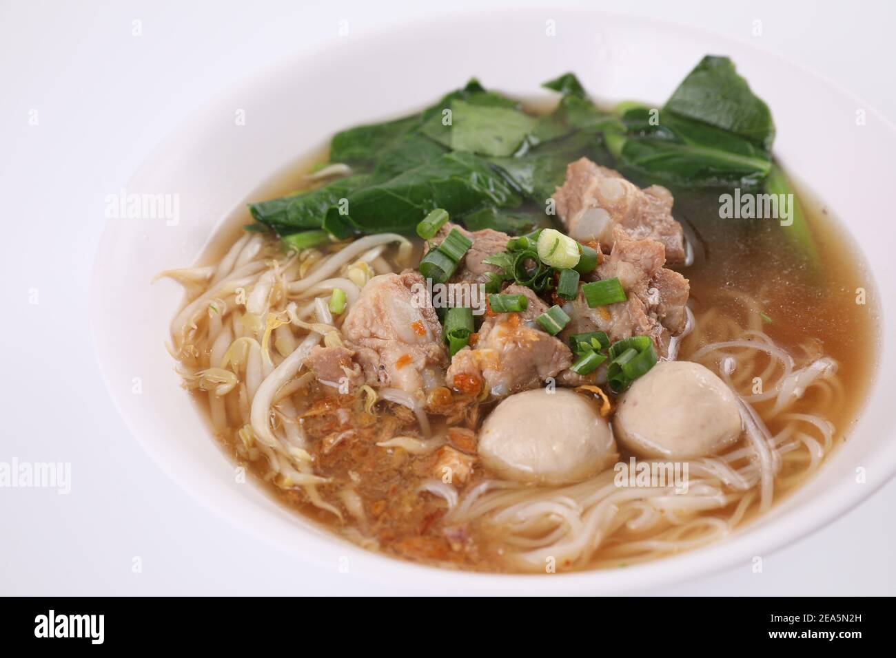 Cuisine thaïlandaise locale, Noodle avec boule de viande et porc isolé dans fond blanc Banque D'Images