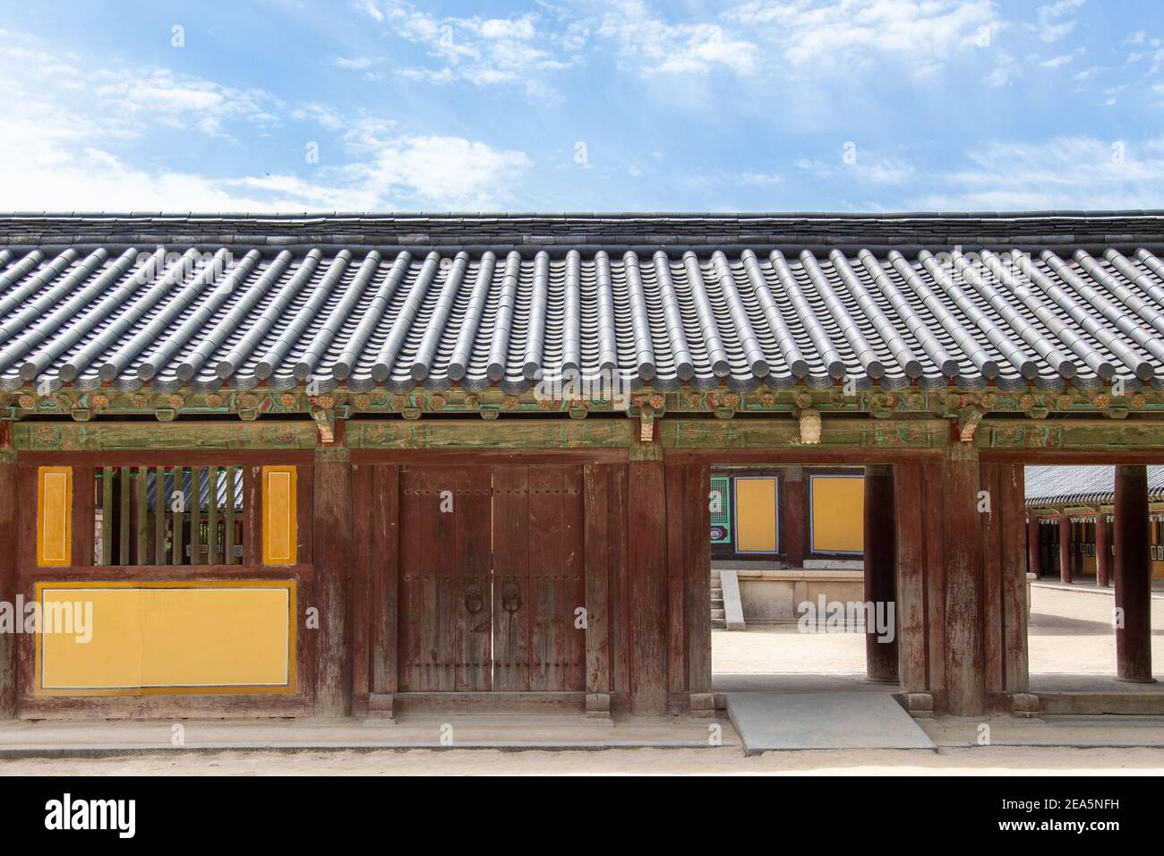 Détail du mur et de la porte au temple de Bulguksa à Gyeongju, en Corée du Sud Banque D'Images
