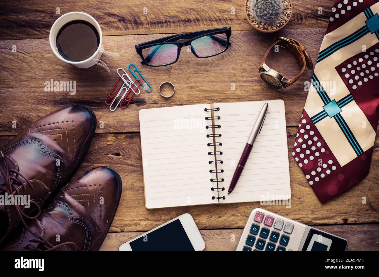 calculatrice de costume, stylo, carnet et accessoire pour travailler sur une table en bois. Banque D'Images