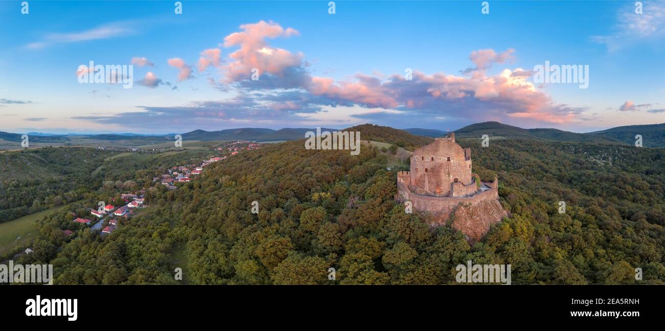 Château de Holloko en Hongrie. Cette ruine historique du château médiéval se trouve dans les collines de Cserhat. Une partie du patrimoine mondial de l'UNESCO. Attractions touristiques célèbres Banque D'Images