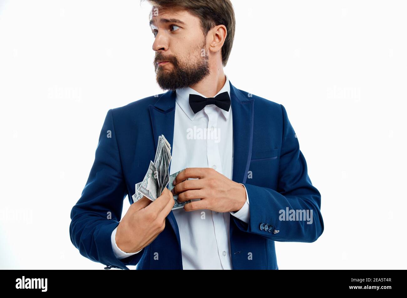 riche gentleman en bleu veste noeud chemise sac d'argent devise Photo Stock  - Alamy