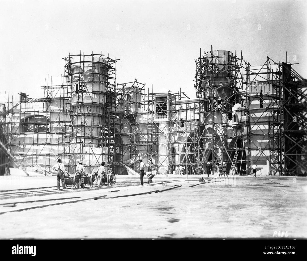 Construction des énormes ensembles d'extérieur pour DOUGLAS FAIRBANKS Sr Dans LE VOLEUR DE BAGDAD 1924 réalisateur RAOUL WALSH histoire Douglas Fairbanks (comme Elton Thomas) Conception de production / direction artistique William Cameron Menzies costume de conception Mitchell Leisen Douglas Fairbanks photos / United Artists Banque D'Images