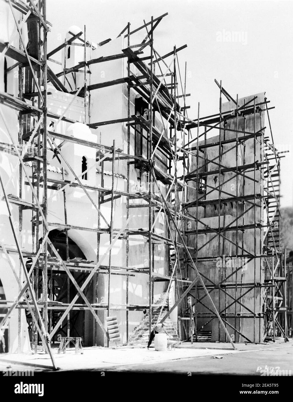 Construction des énormes ensembles d'extérieur pour DOUGLAS FAIRBANKS Sr Dans LE VOLEUR DE BAGDAD 1924 réalisateur RAOUL WALSH histoire Douglas Fairbanks (comme Elton Thomas) Conception de production / direction artistique William Cameron Menzies costume de conception Mitchell Leisen Douglas Fairbanks photos / United Artists Banque D'Images