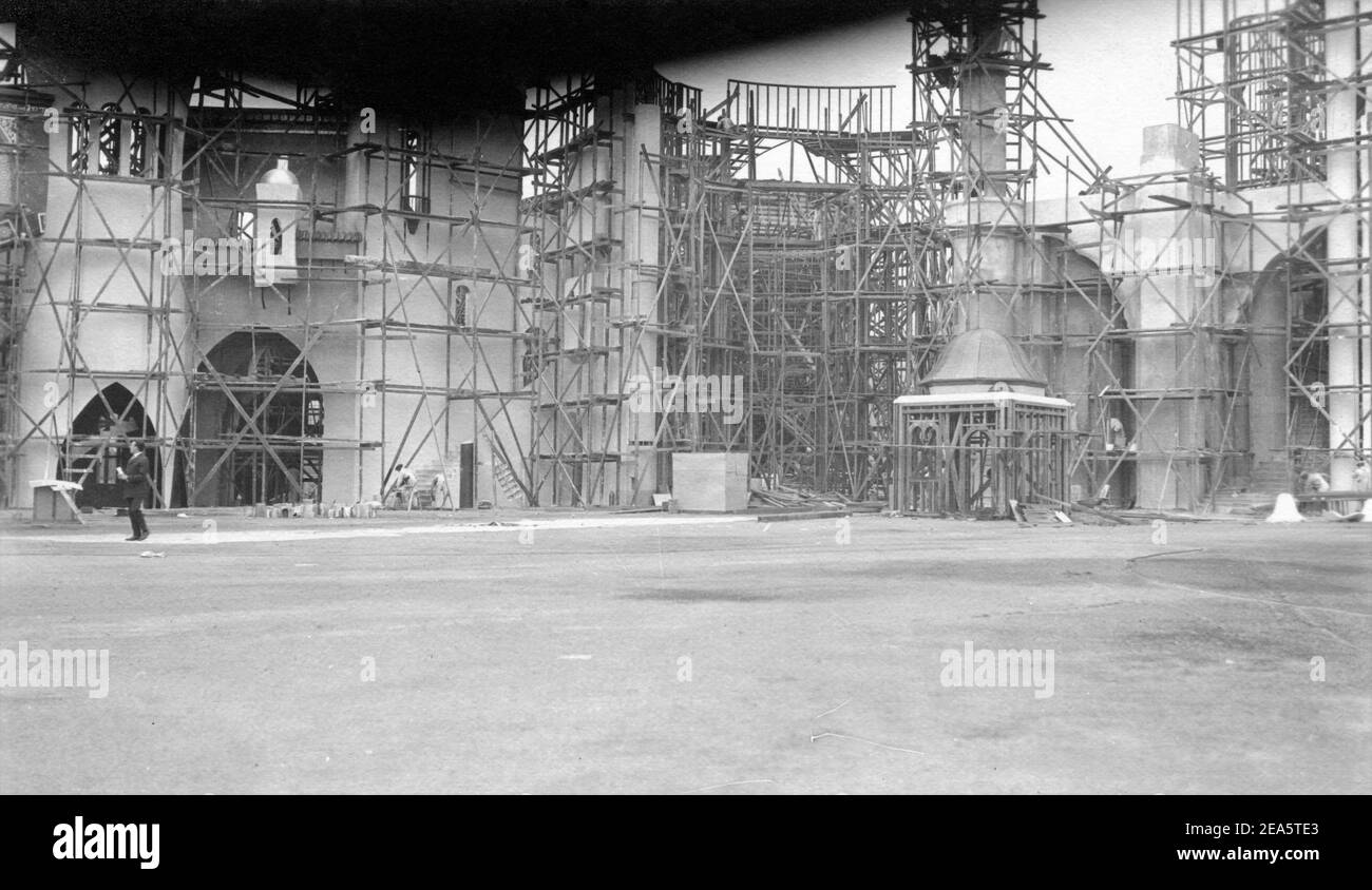Construction des énormes ensembles d'extérieur pour DOUGLAS FAIRBANKS Sr Dans LE VOLEUR DE BAGDAD 1924 réalisateur RAOUL WALSH histoire Douglas Fairbanks (comme Elton Thomas) Conception de production / direction artistique William Cameron Menzies costume de conception Mitchell Leisen Douglas Fairbanks photos / United Artists Banque D'Images