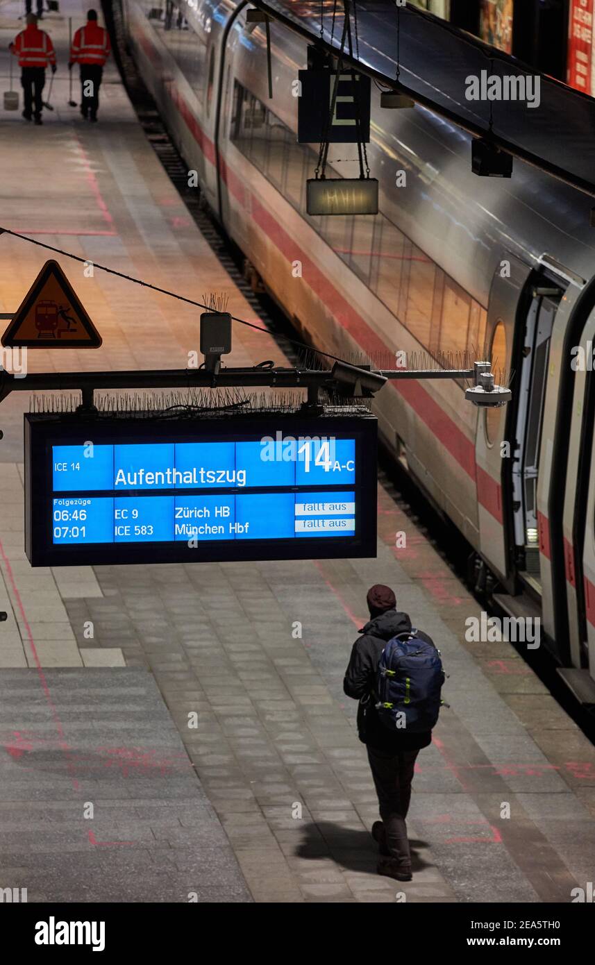 Hambourg, Allemagne. 08 février 2021. Un panneau d'affichage est suspendu au-dessus d'une plate-forme dans la gare principale de Hambourg avec des avertissements sur un train « important » et des annulations de train pour les correspondances vers Zurich et Munich. Une lourde tempête de neige a causé le chaos de la circulation dans certaines parties de l'Allemagne. Les chemins de fer ont subi des restrictions importantes dans le trafic régional et le trafic longue distance. Credit: Georg Wendt/dpa/Alay Live News Banque D'Images