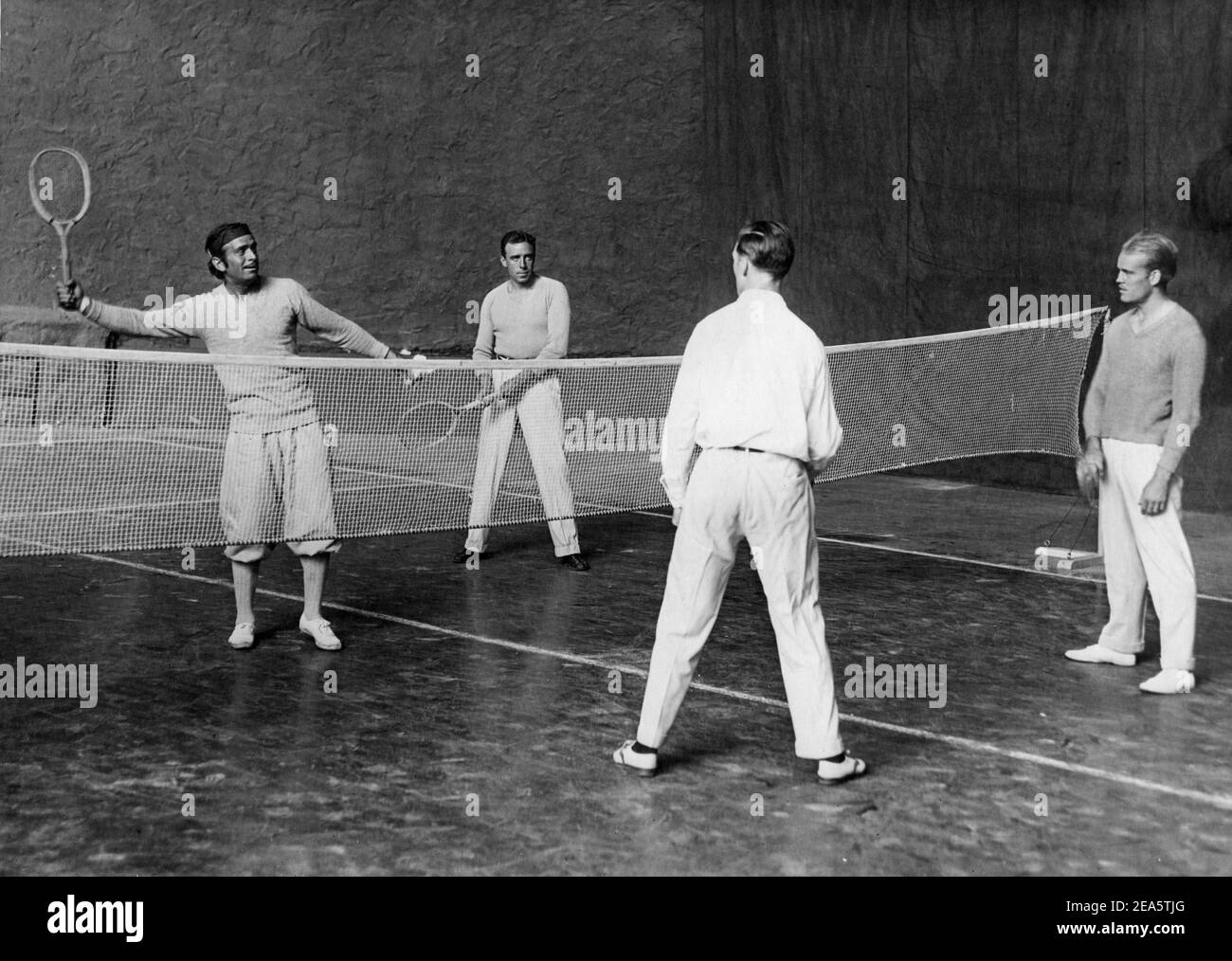 DOUGLAS FAIRBANKS Sr et le directeur RAOUL WALSH jouent un jeu De 'DOUG' contre 2 membres non identifiés de Movie Crew après Une journée de tournage du VOLEUR DU réalisateur BAGDAD 1924 Histoire DE RAOUL WALSH Douglas Fairbanks (comme Elton Thomas) Conception de production / direction artistique William Cameron Menzies costume de conception Mitchell Leisen Douglas Fairbanks photos / United Artists Banque D'Images