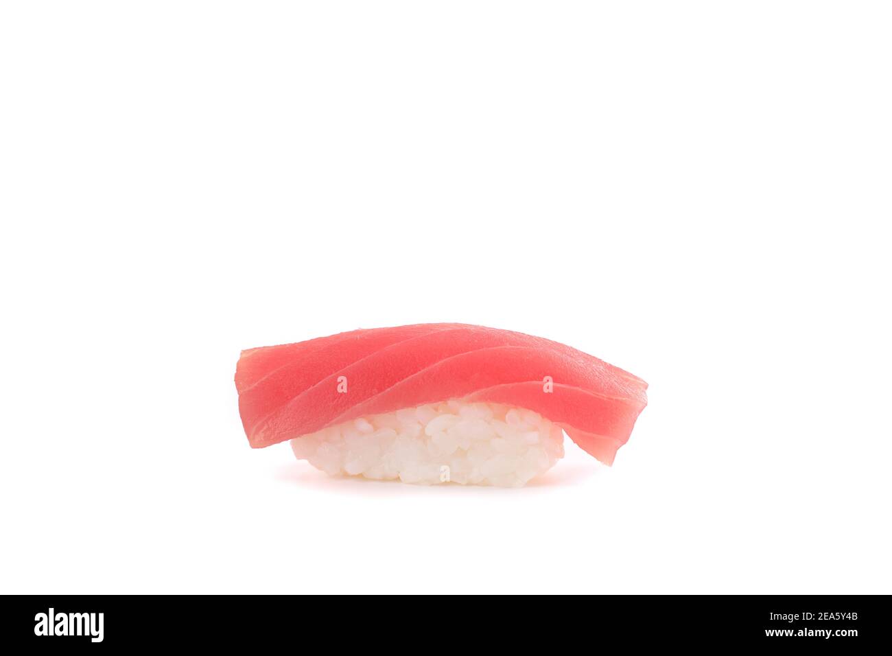 Sushi de thon , nourriture japonaise isolée dans fond blanc Banque D'Images