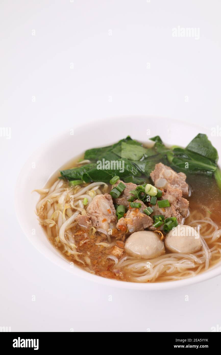 Cuisine thaïlandaise locale, Noodle avec boule de viande et porc isolé dans fond blanc Banque D'Images