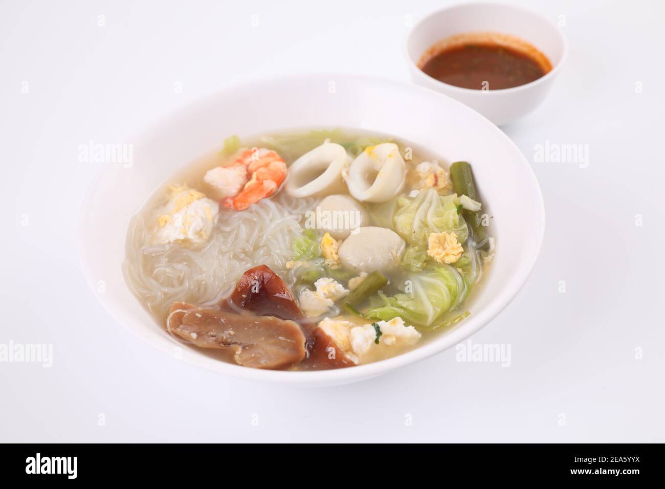 La nourriture locale, soupe sukiyaki thaï isoated dans la nourriture de rue de fond blanc Banque D'Images