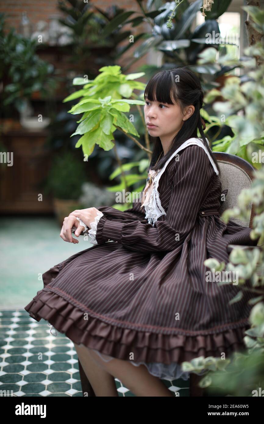 Portrait de fille asiatique avec fond de fleurs violettes Banque D'Images