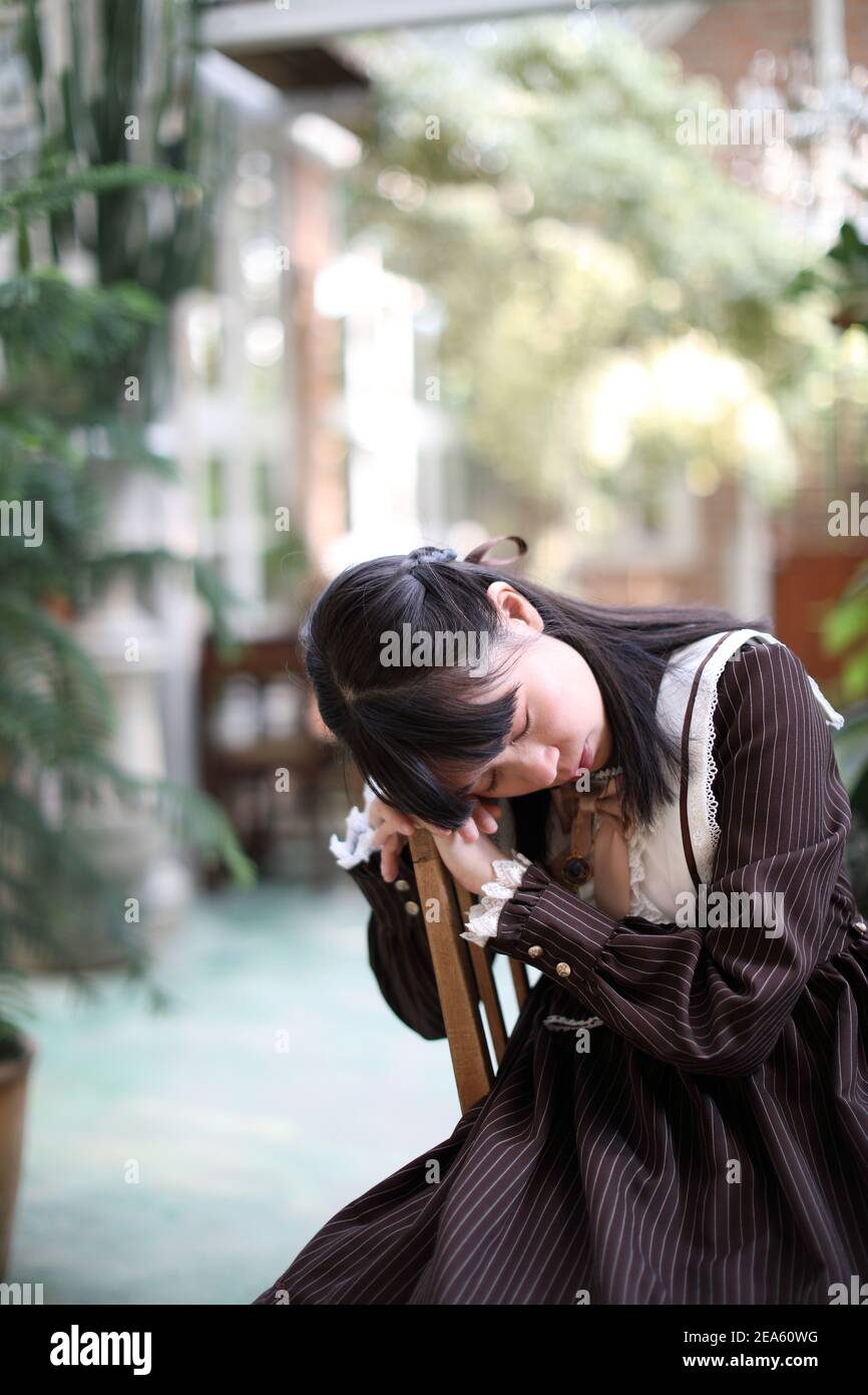 Portrait de fille asiatique avec fond de fleurs violettes Banque D'Images