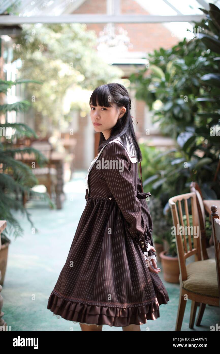 Portrait de fille asiatique avec fond de fleurs violettes Banque D'Images