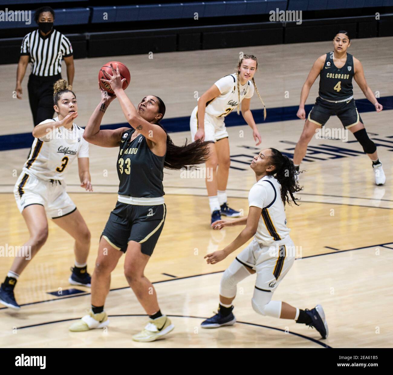 Hass Pavilion Berkeley Calif, États-Unis. 07e février 2021. CA U.S.A. Colorado Buffaloes avance Peanut Tuitele (33) se dirige vers le panier et les scores pendant le NCAA Women's Basketball jeu entre Colorado Buffalo et la Californie Golden Bears 67-52 gagner au Hass Pavilion Berkeley Calif. Thurman James/CSM/Alay Live News Banque D'Images