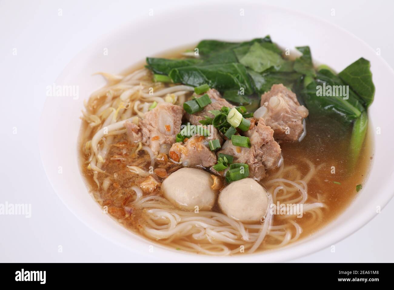 Cuisine thaïlandaise locale, Noodle avec boule de viande et porc isolé dans fond blanc Banque D'Images