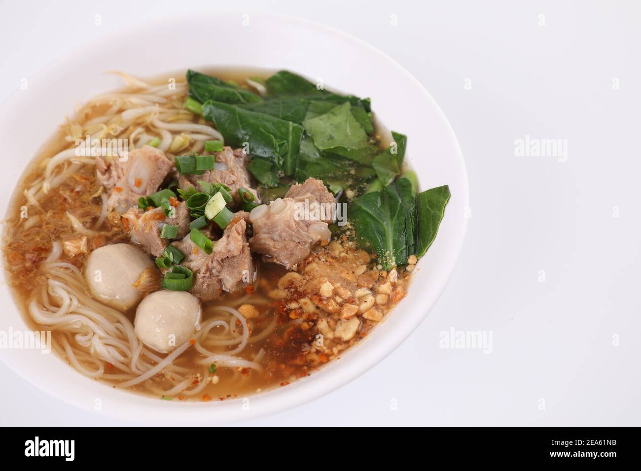 Cuisine thaïlandaise locale, Noodle avec boule de viande et porc isolé dans fond blanc Banque D'Images