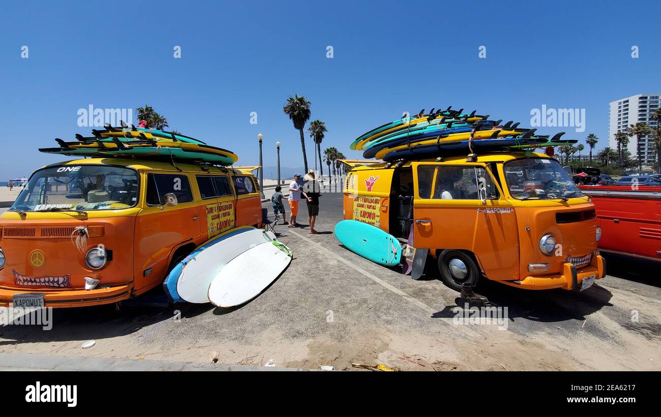 Bus classiques de volkswagon vintage sur la plage de santa monica pour le surf leçons en californie pour les habitants et les touristes Banque D'Images