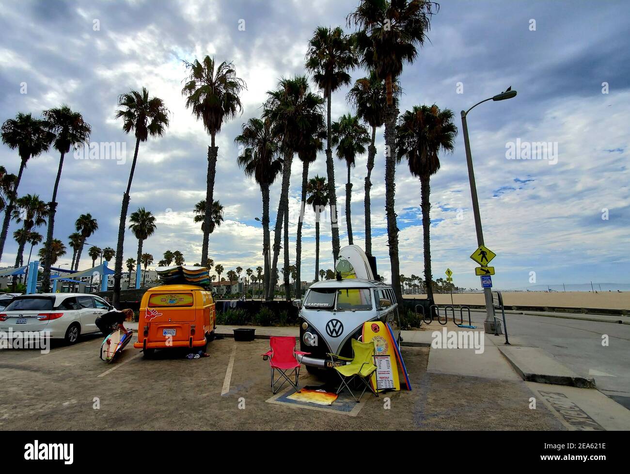 Bus classiques de volkswagon vintage sur la plage de santa monica pour le surf leçons en californie pour les habitants et les touristes Banque D'Images
