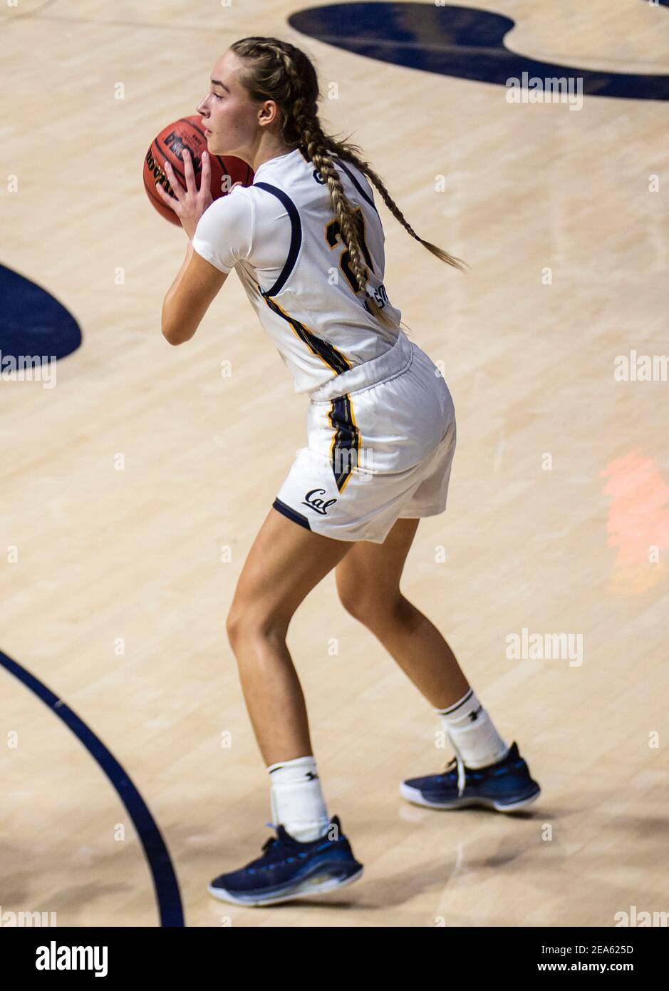 Février 07 2021 Berkeley, CA États-Unis California Guard Mia Mastrov (21) cherche à passer le ballon pendant le NCAA Women's Basketball jeu entre Colorado Buffalo et la Californie Golden Bears 52-67 perdu à Hass Pavilion Berkeley Calif. Thurman James / CSM Banque D'Images