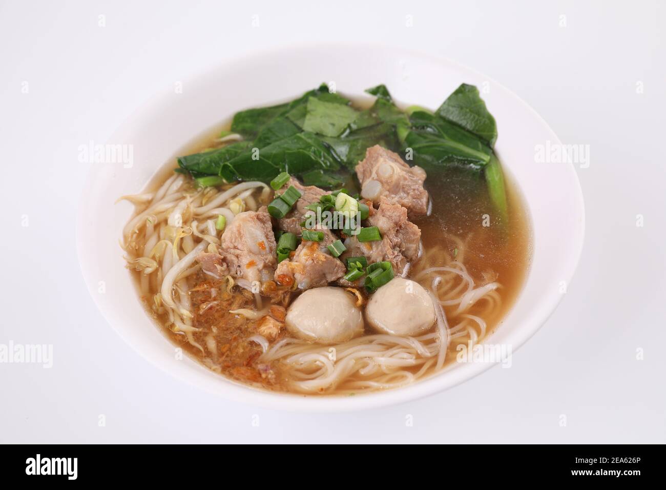 Cuisine thaïlandaise locale, Noodle avec boule de viande et porc isolé dans fond blanc Banque D'Images